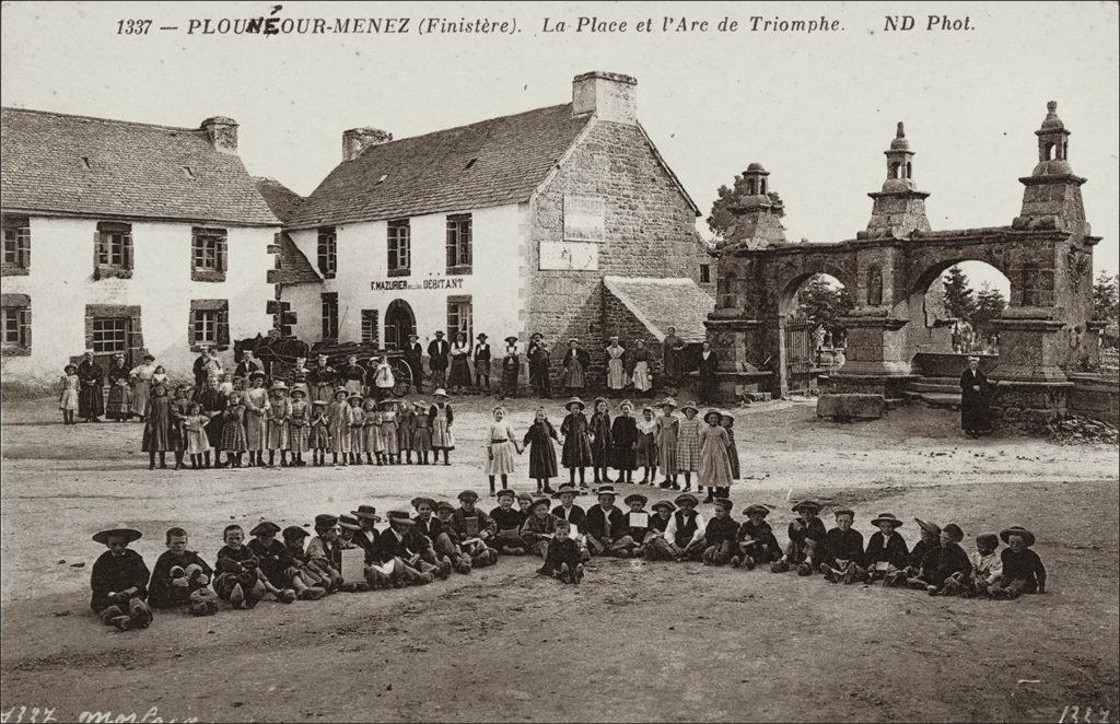 La place et de l'arc de triomphe dans le bourg de Plounéour-Menez au début des années 1900.