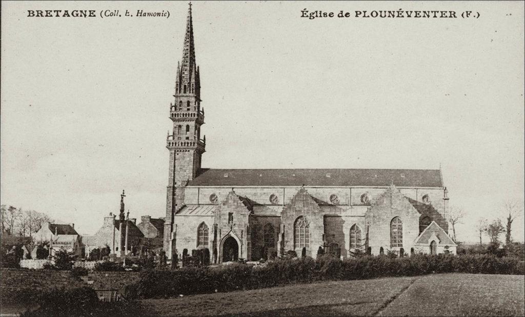 L'église Saint-Néventer dans le bourg de Plounéventer au début des années 1900.