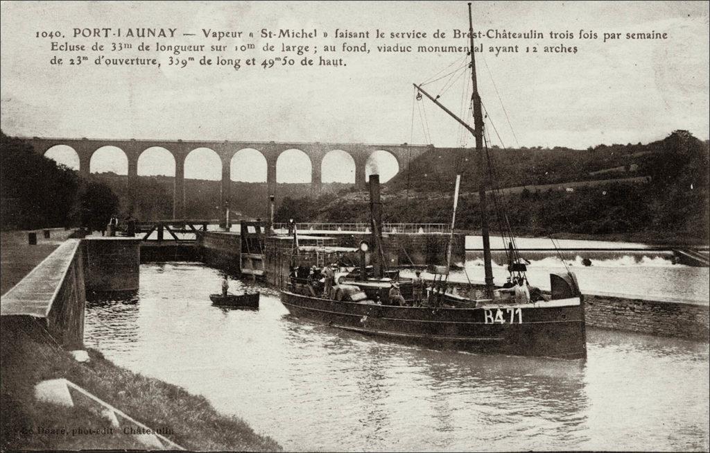Le vapeur Saint-Michel à l'écluse de Port-Launay au début des années 1900.