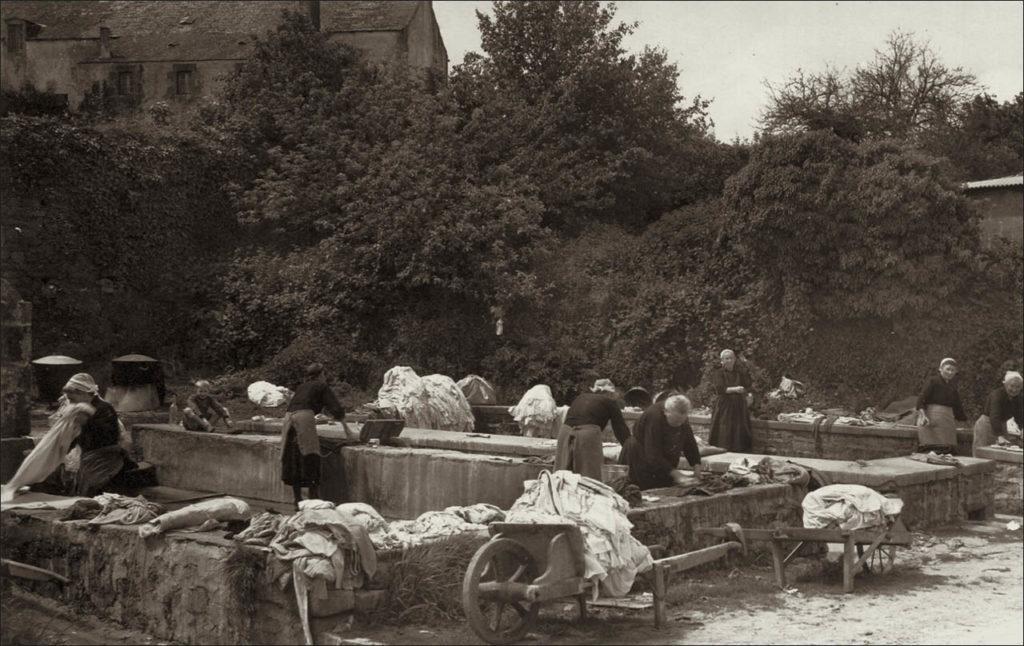 Les lavandières à Pouldergat au début des années 1900.