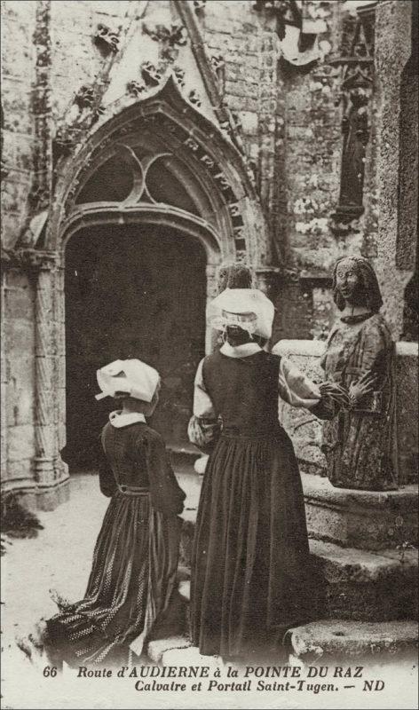 Calvaire et porche de la chapelle Saint-Tugen de Primelin au début des années 1900.