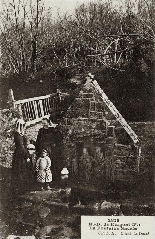 La fontaine sacrée Notre-Dame-de-Kergoat à Quéménéven au début des années 1900.