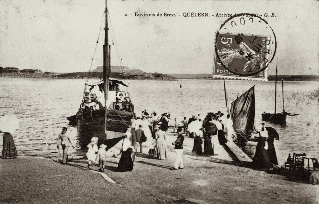 Arrivée du vapeur au port de Quélern à Roscanvel au début des années 1900.