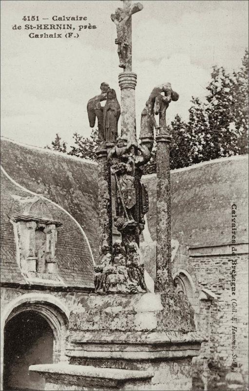 Le calvaire et l'église Saint-Pierre sur la commune de Saint-Hernin.