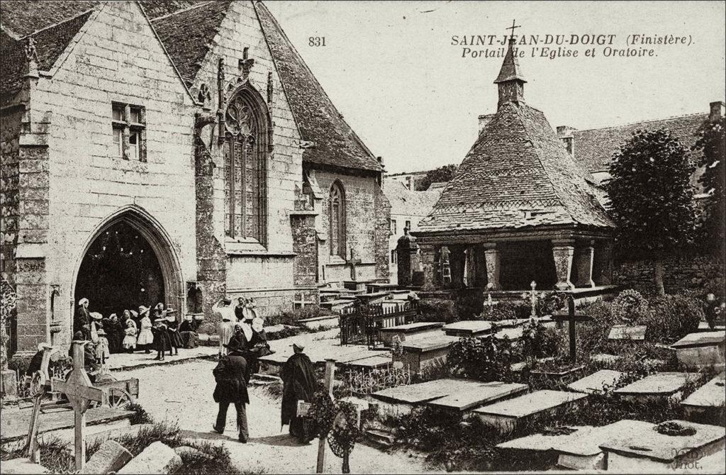 Portail et oratoire de l'église Saint-Jean-Baptiste de Saint-Jean-du-Doigt.