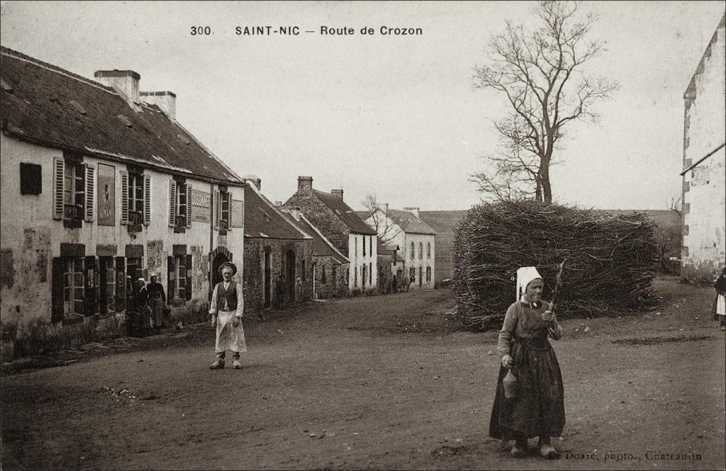 Une rue du bourg de Saint-Nic au début des années 1900.