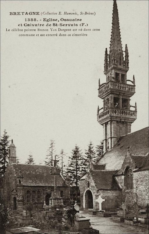 Le clocher, le calvaire et l'ossuaire de l'église Saint-Servais à Saint-Servais.