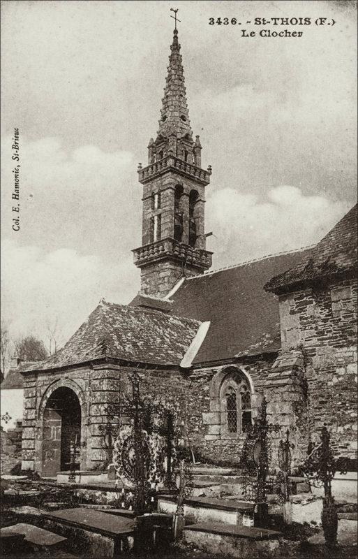 Le clocher de l'église Saint-Exupère sur la commune de Saint-Thois au début des années 1900.