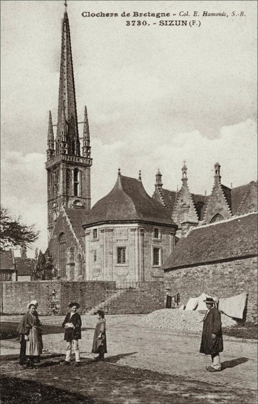 Le clocher de l'église Saint-Cadou sur la commune de Sizun au début des années 1900.