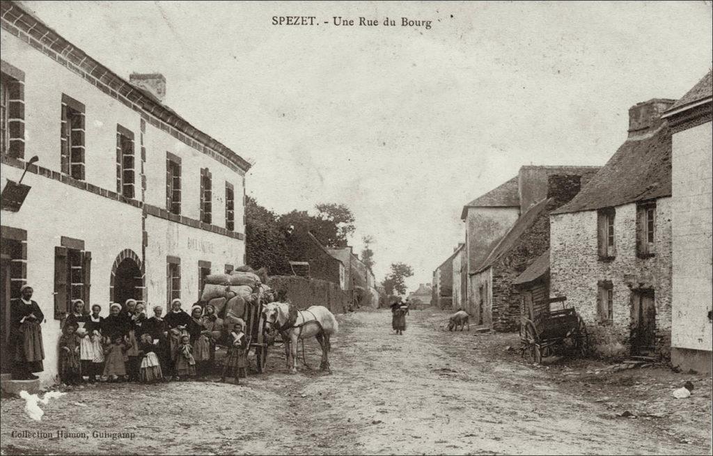 Une rue du bourg de Spézet au début des années 1900.