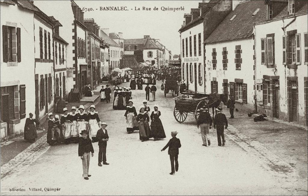 La rue de Quimperlé dans le bourg de Bannalec au début des années 1900.