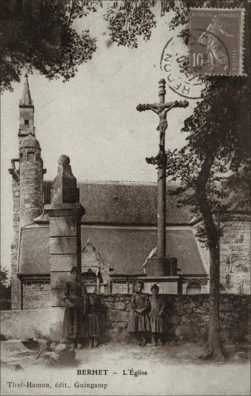 Le calvaire et l'église Notre-Dame du Confort sur la commune de Berhet au début des années 1900.