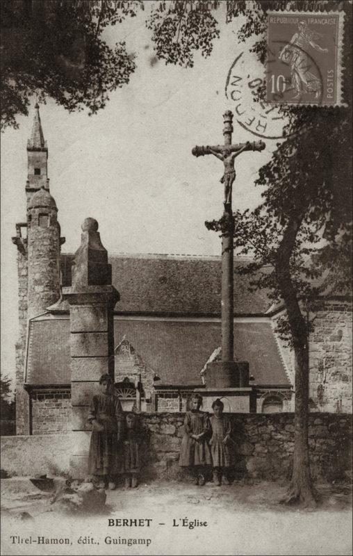 Le calvaire et l'église Notre-Dame du Confort sur la commune de Berhet au début des années 1900.