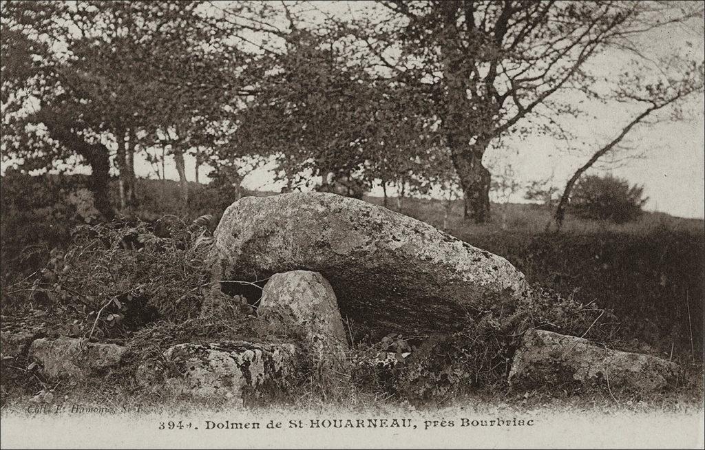 Le dolmen de Saint-Houarneau sur la commune de Bourbriac au début des années 1900.