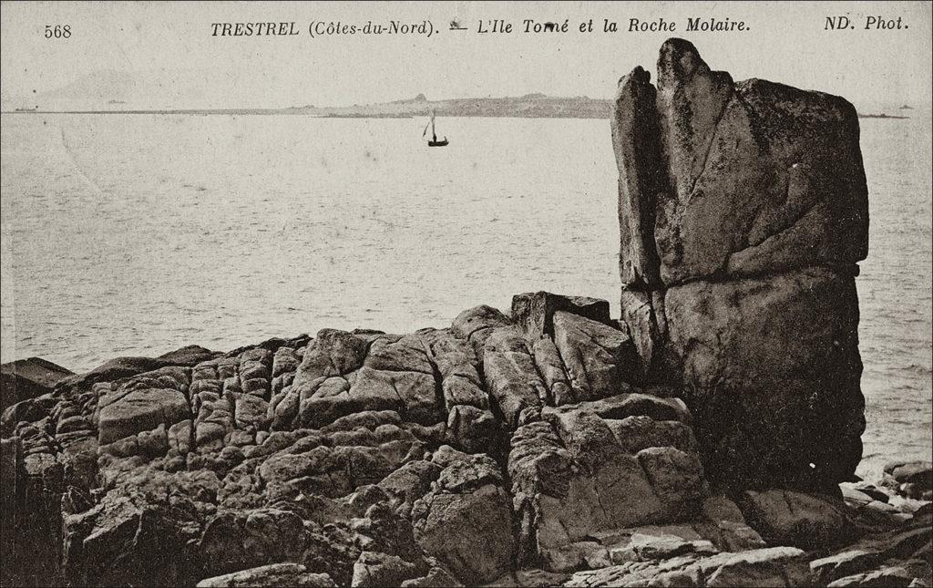 Vue de l'île Tomé depuis la côte de la commune de Camlez au début des années 1900.