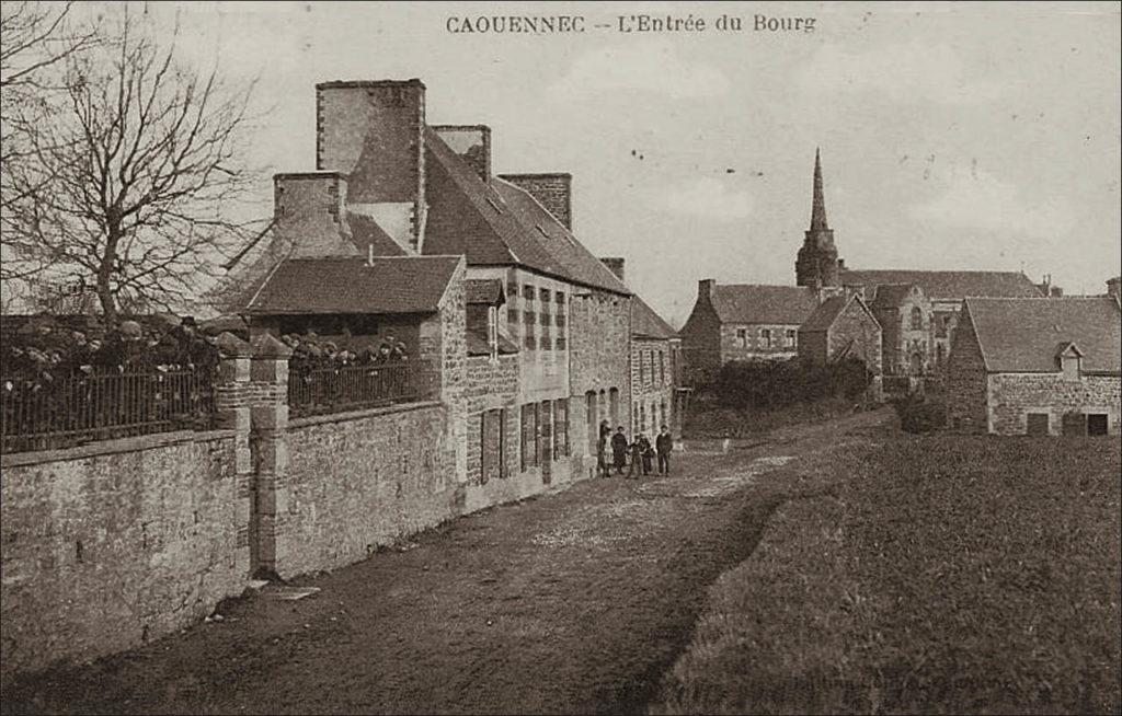 L'entrée du bourg de Caouënnec au début des années 1900.