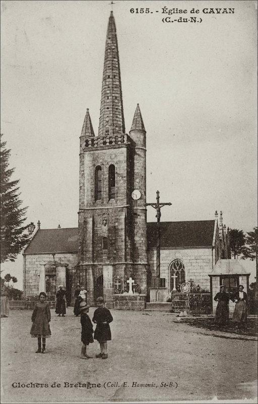 Le clocher de l'église Saint-Chéron sur la commune de Cavan au début des années 1900.