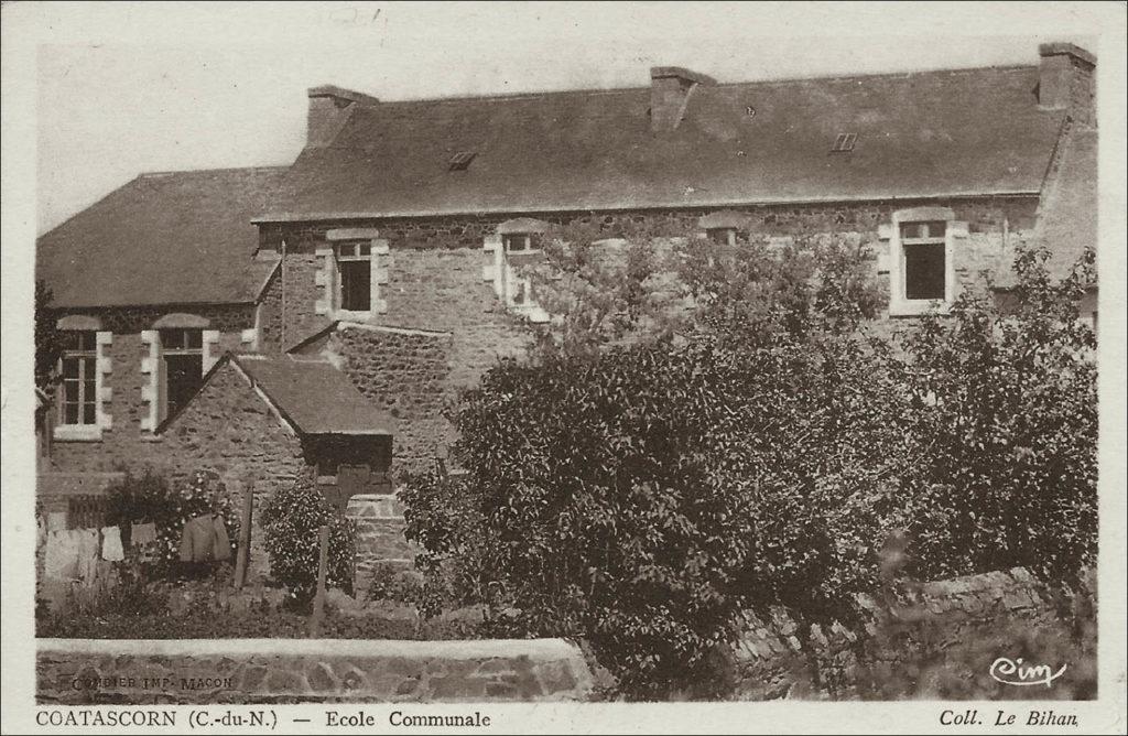 Vue de l'école communale de Coatascorn au début des années 1900.