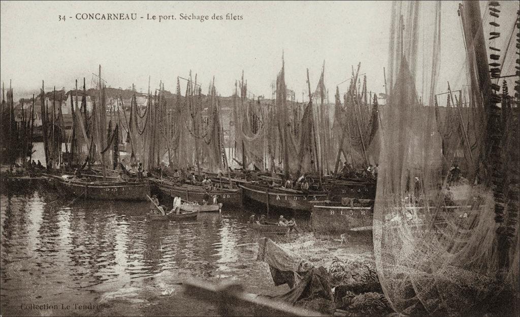 Séchage des filets dans le port de Concarneau au début des années 1900.