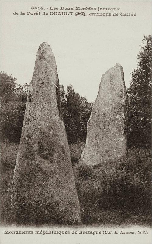 Les menhirs jumeaux dans la forêt de Duault au début des années 1900.