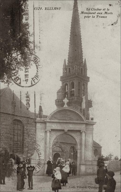 L'entrée de l'église Saint-Gilles sur la commune d'Élliant au début des années 1900.