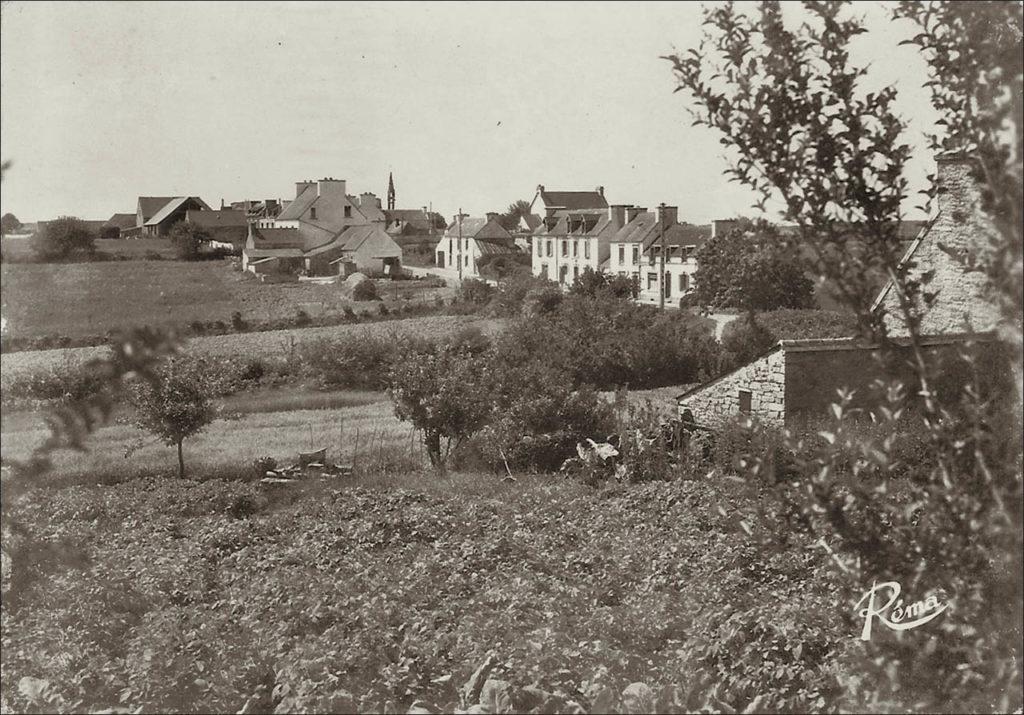 Vue du bourg de Gourlizon au début des années 1900.