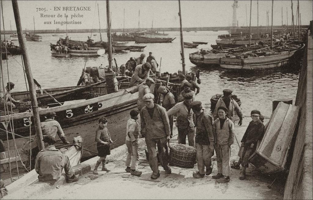 Retour de la pêche à la langoustine sur le port du Guilvinec au début des années 1900.