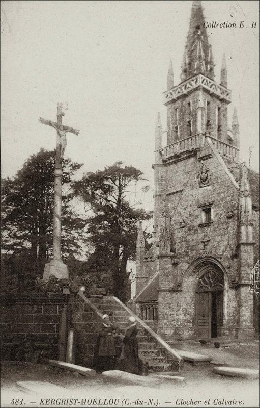 Le calvaire et le clocher de l'église Notre-Dame à Kergrist-Moëlou au début des années 1900.