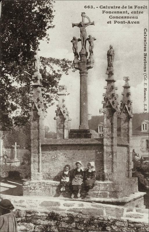 Le calvaire de l'église Notre-Dame d'Izel-Vor sur la commune de la Forêt-Fouesnant.