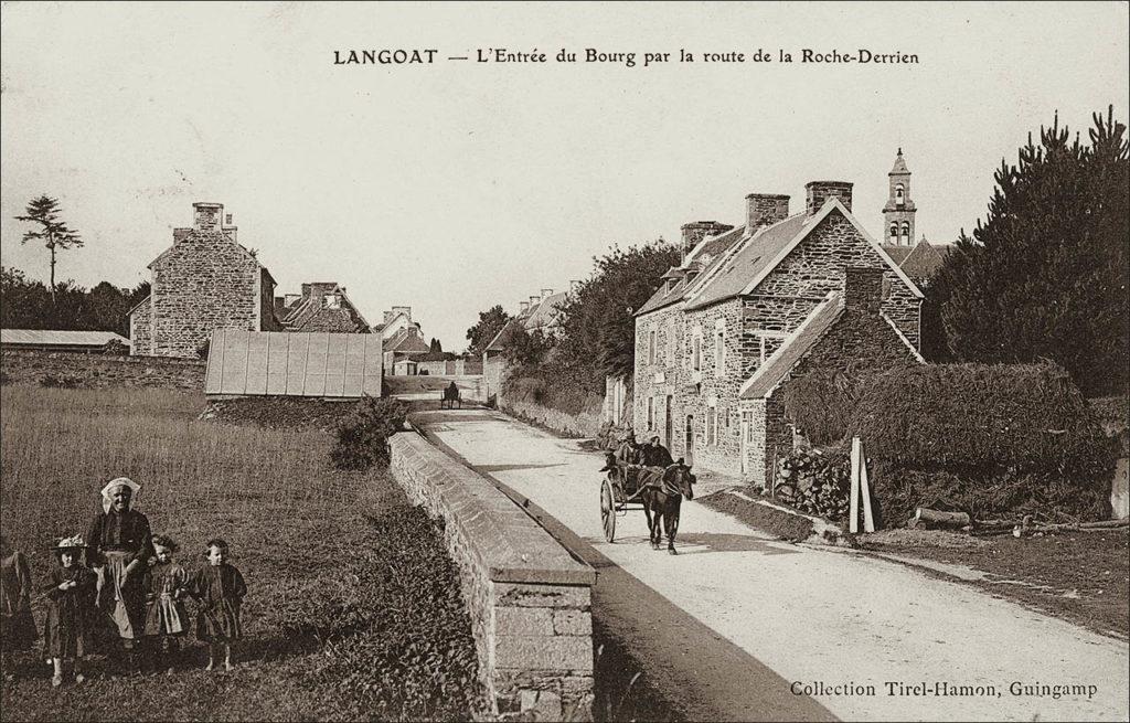L'entrée du bourg de Langoat au début des années 1900.