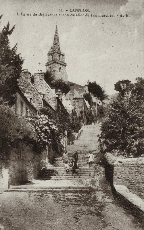 L'église de Brelévenez dans la ville de Lannion au début des années 1900.