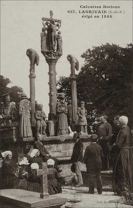 Le calvaire de l'église Saint-Grégoire sur la commune de Lanrivain au début des années 1900.