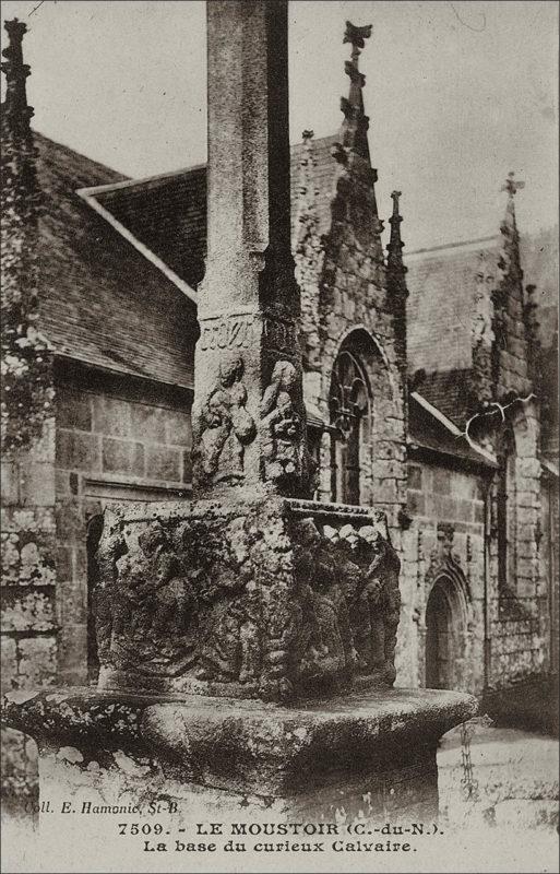 Le calvaire de l'église Saint-Juvénal sur la commune de Le Moustoir au début des années 1900.