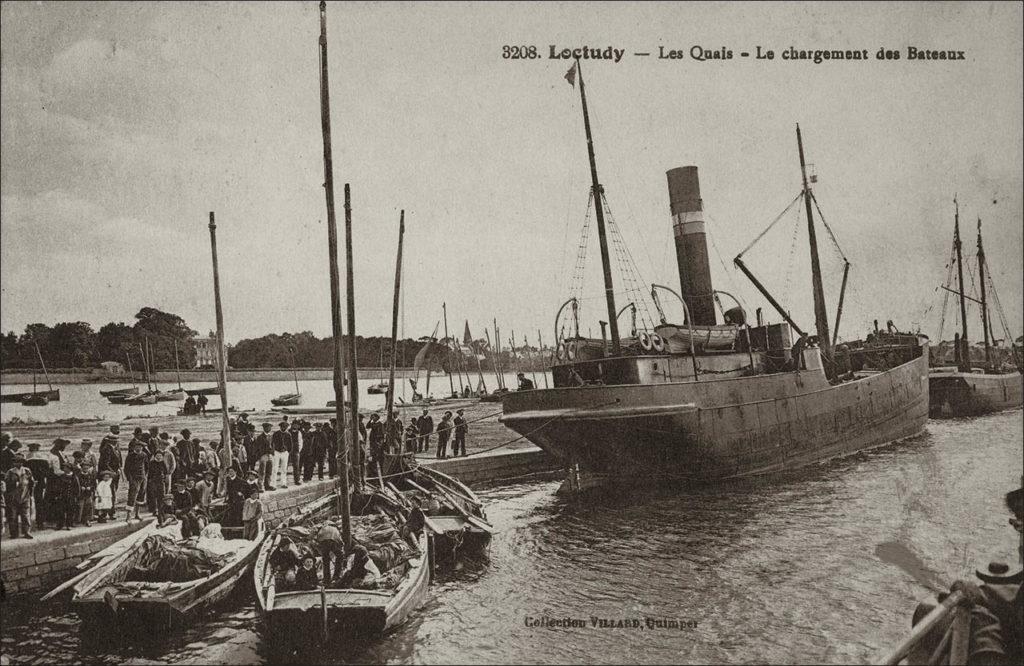 Le quai de chargement des bateaux sur le port de Loctudy au début des années 1900.