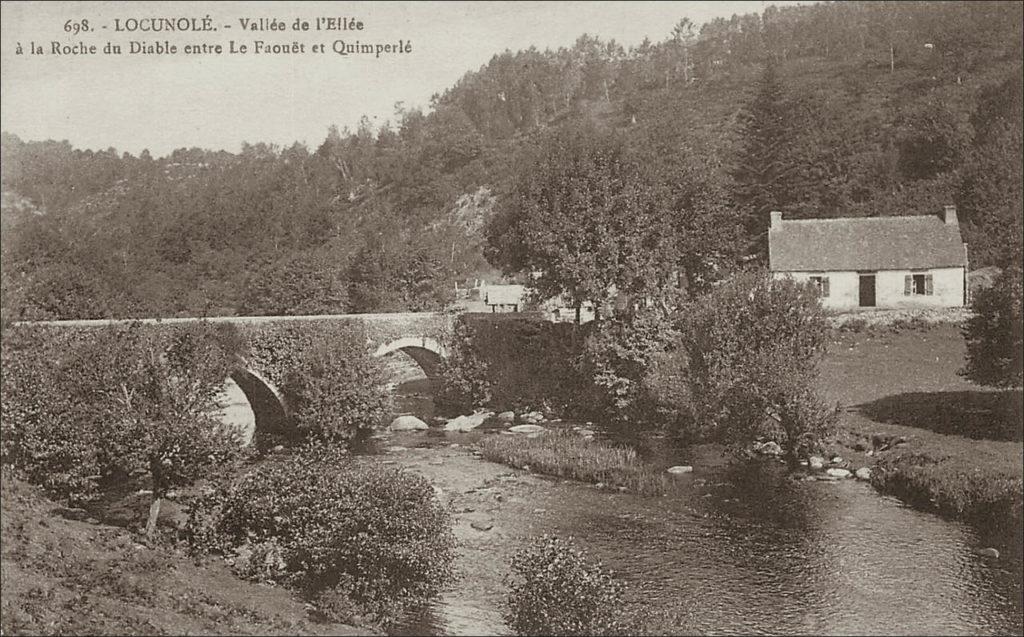 La vallée de l'Ellée à la Roche du Diable sur la commune de Locunolé.