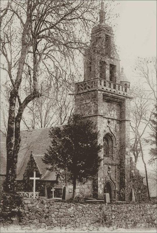 Le clocher de l'église Saint-Judoce sur la commune de Lohuec au début des années 1900.
