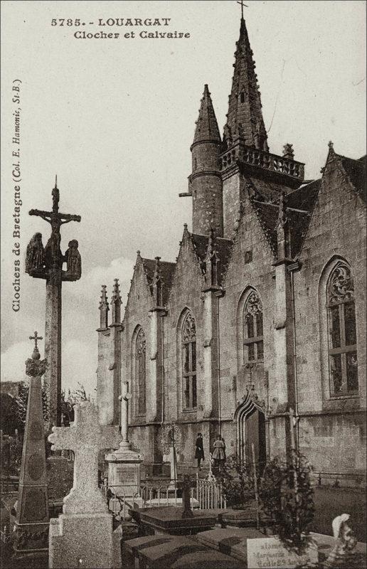 Le clocher de l'église Notre-Dame-des-Neiges à Louargat au début des années 1900.