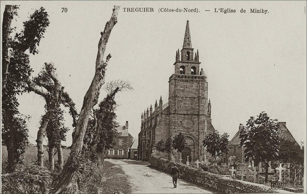 Le clocher de l'église Saint-Yves à Minihy-Tréguier au début des années 1900.