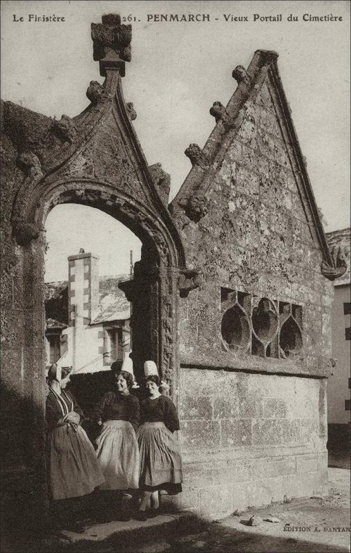 Le vieux portail du cimetière de Penmarch au début des années 1900.