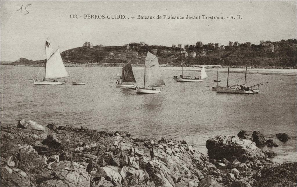 Bateaux de plaisance devant Trestaou sur le plan d'eau de Perros-Guirec au début des années 1900.