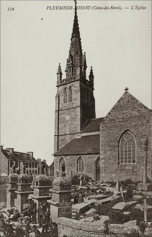 Le clocher de l'église Saint-Pierre de Pleumeur-Bodou au début des années 1900.