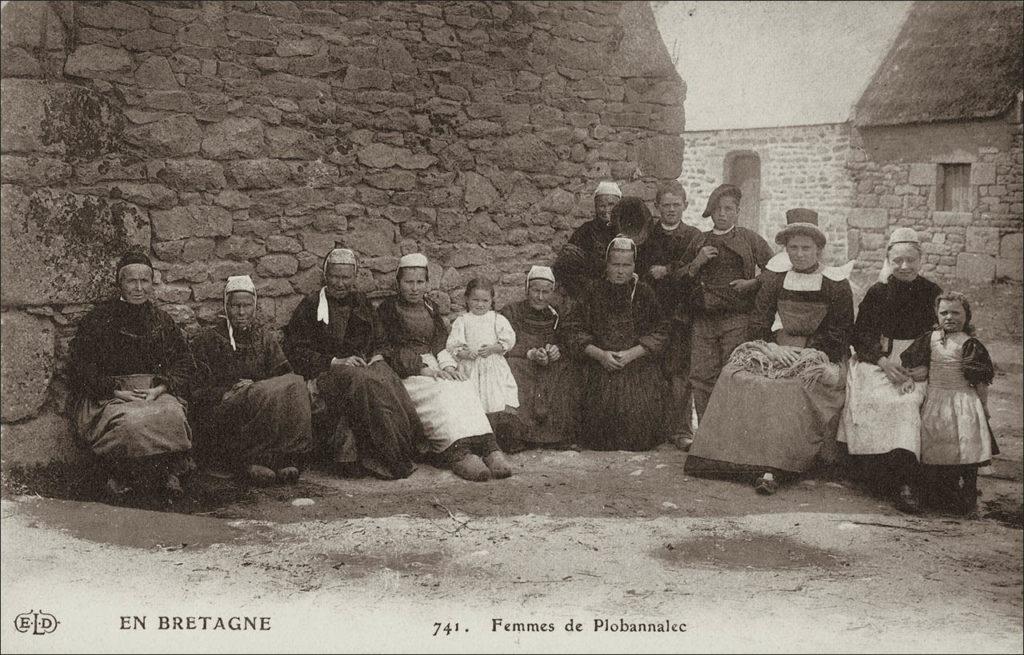 Un groupe de femme de la commune de Plobannalec-Lesconil au début des années 1900.