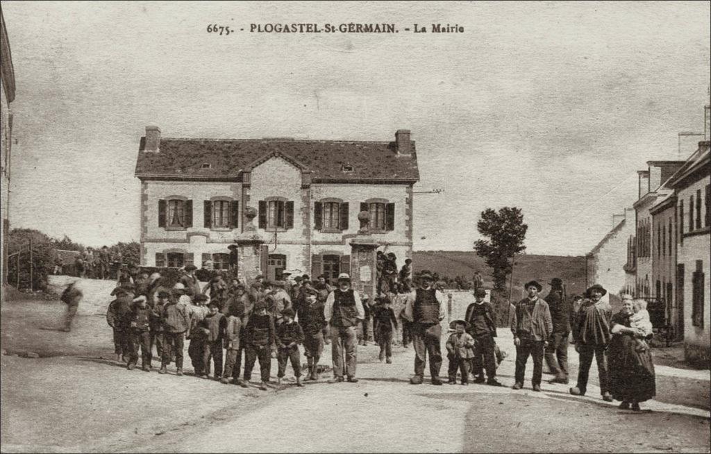 Un groupe d'habitants devant la mairie de Plogastel-Saint-Germain au début des années 1900.