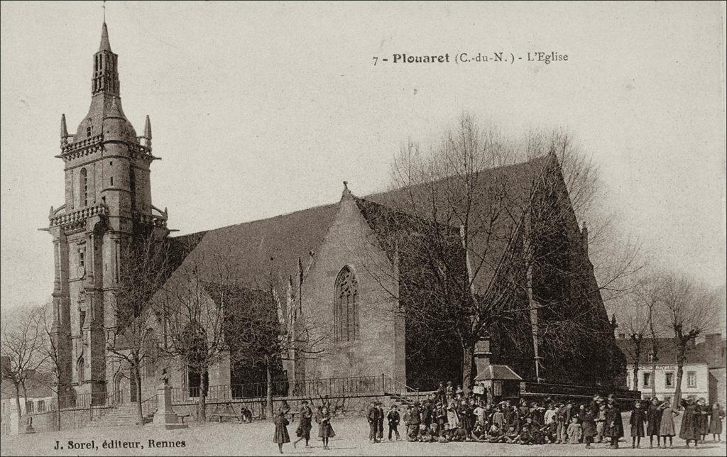 L'église Notre-Dame de Plouaret au début des années 1900.