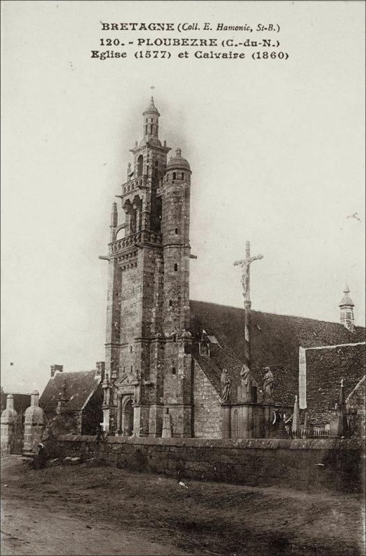 Le clocher de l'église Saint-Pierre et Saint-Paul de Ploubezre au début des années 1900.