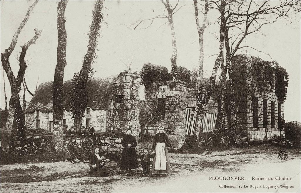 Les ruines du manoir du Cludon sur la commune de Plougonver au début des années 1900.