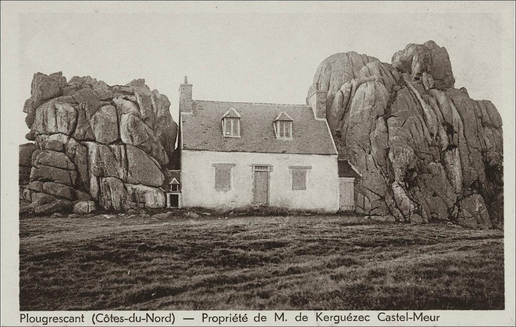 La maison dans les rochers à Plougrescant au début des années 1900.