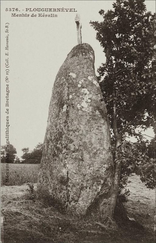 Le Menhir de Kéralin sur la commune de Plouguernével au début des années 1900.