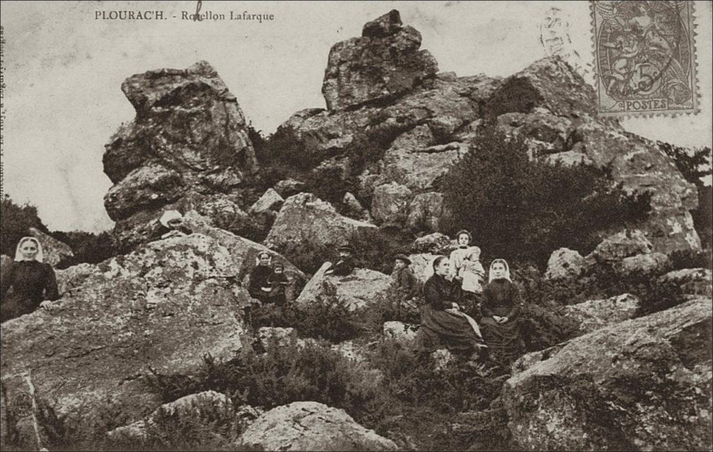 Un groupe de femmes dans la lande de Plourac'h au début des années 1900.