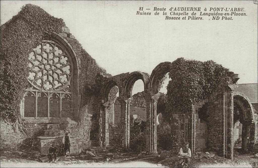 Les ruines de la chapelle de Languidou sur la commune de Plovan au début des années 1900.